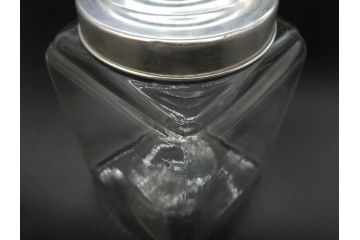 アンティーク雑貨　当時物　デッドストック　アルミ蓋　レトロな雰囲気を醸し出すガラス瓶3個セット(角型、角瓶、キャニスター、ガラスビン、菓子瓶、硝子、フタ付き)(R-075867)