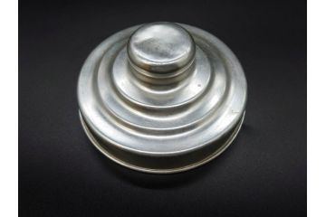 アンティーク雑貨　当時物　デッドストック　アルミ蓋　レトロな雰囲気を醸し出すガラス瓶3個セット(角型、角瓶、キャニスター、ガラスビン、菓子瓶、硝子、フタ付き)(R-075867)