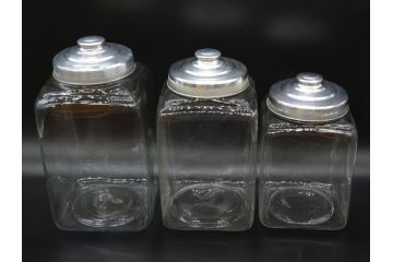 アンティーク雑貨　当時物　デッドストック　アルミ蓋　大・中・小　お洒落なディスプレイが叶うレトロなガラス瓶3個セット(角型、角瓶、キャニスター、ガラスビン、菓子瓶、硝子、フタ付き)(R-075868)