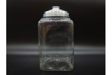 アンティーク雑貨　当時物　デッドストック　アルミ蓋　大・中・小　お洒落なディスプレイが叶うレトロなガラス瓶3個セット(角型、角瓶、キャニスター、ガラスビン、菓子瓶、硝子、フタ付き)(R-075868)