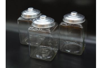アンティーク雑貨　当時物　デッドストック　アルミ蓋　レトロな雰囲気を醸し出すガラス瓶3個セット(角型、角瓶、キャニスター、ガラスビン、菓子瓶、硝子、フタ付き)(R-075869)