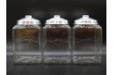 アンティーク雑貨　当時物　デッドストック　アルミ蓋　レトロな雰囲気を醸し出すガラス瓶3個セット(角型、角瓶、キャニスター、ガラスビン、菓子瓶、硝子、フタ付き)(R-075869)