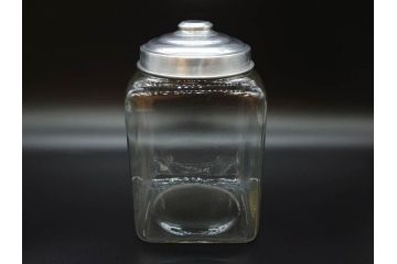 アンティーク雑貨　当時物　デッドストック　アルミ蓋　レトロな雰囲気を醸し出すガラス瓶3個セット(角型、角瓶、キャニスター、ガラスビン、菓子瓶、硝子、フタ付き)(R-075869)