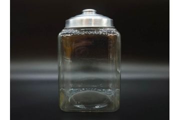 アンティーク雑貨　当時物　デッドストック　アルミ蓋　レトロな雰囲気を醸し出すガラス瓶3個セット(角型、角瓶、キャニスター、ガラスビン、菓子瓶、硝子、フタ付き)(R-075869)