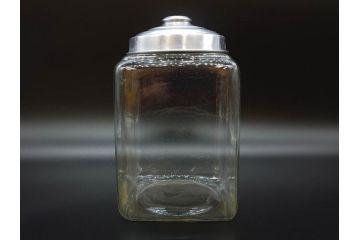 アンティーク雑貨　当時物　デッドストック　アルミ蓋　レトロな雰囲気を醸し出すガラス瓶3個セット(角型、角瓶、キャニスター、ガラスビン、菓子瓶、硝子、フタ付き)(R-075869)