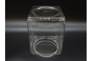 アンティーク雑貨　当時物　デッドストック　アルミ蓋　レトロな雰囲気を醸し出すガラス瓶3個セット(角型、角瓶、キャニスター、ガラスビン、菓子瓶、硝子、フタ付き)(R-075869)