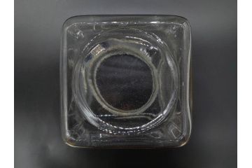 アンティーク雑貨　当時物　デッドストック　アルミ蓋　レトロな雰囲気を醸し出すガラス瓶3個セット(角型、角瓶、キャニスター、ガラスビン、菓子瓶、硝子、フタ付き)(R-075869)