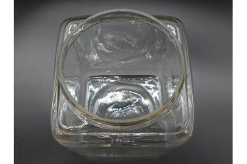 アンティーク雑貨　当時物　デッドストック　アルミ蓋　レトロな雰囲気を醸し出すガラス瓶3個セット(角型、角瓶、キャニスター、ガラスビン、菓子瓶、硝子、フタ付き)(R-075869)