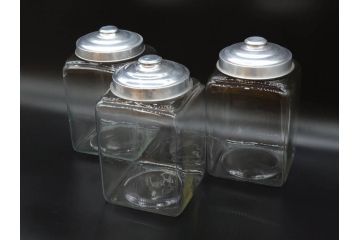 アンティーク雑貨　当時物　デッドストック　アルミ蓋　レトロな雰囲気を醸し出すガラス瓶3個セット(角型、角瓶、キャニスター、ガラスビン、菓子瓶、硝子、フタ付き)(R-075870)