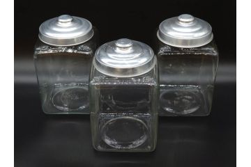 アンティーク雑貨　当時物　デッドストック　アルミ蓋　レトロな雰囲気を醸し出すガラス瓶3個セット(角型、角瓶、キャニスター、ガラスビン、菓子瓶、硝子、フタ付き)(R-075870)