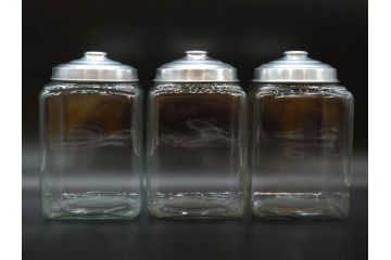 アンティーク雑貨　当時物　デッドストック　アルミ蓋　レトロな雰囲気を醸し出すガラス瓶3個セット(角型、角瓶、キャニスター、ガラスビン、菓子瓶、硝子、フタ付き)(R-075870)