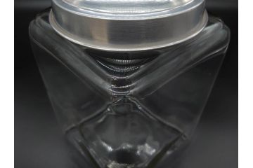 アンティーク雑貨　当時物　デッドストック　アルミ蓋　レトロな雰囲気を醸し出すガラス瓶3個セット(角型、角瓶、キャニスター、ガラスビン、菓子瓶、硝子、フタ付き)(R-075870)