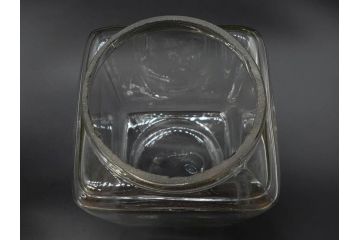 アンティーク雑貨　当時物　デッドストック　アルミ蓋　レトロな雰囲気を醸し出すガラス瓶3個セット(角型、角瓶、キャニスター、ガラスビン、菓子瓶、硝子、フタ付き)(R-075870)