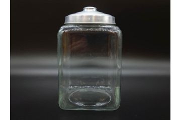 アンティーク雑貨　当時物　デッドストック　アルミ蓋　レトロな雰囲気を醸し出すガラス瓶3個セット(角型、角瓶、キャニスター、ガラスビン、菓子瓶、硝子、フタ付き)(R-075870)