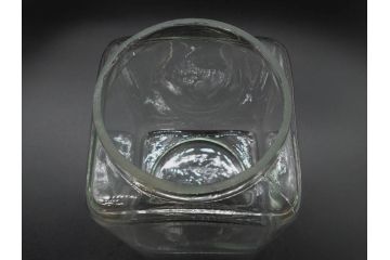 アンティーク雑貨　当時物　デッドストック　アルミ蓋　レトロな雰囲気を醸し出すガラス瓶3個セット(角型、角瓶、キャニスター、ガラスビン、菓子瓶、硝子、フタ付き)(R-075870)