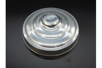 アンティーク雑貨　当時物　デッドストック　アルミ蓋　レトロな雰囲気を醸し出すガラス瓶3個セット(角型、角瓶、キャニスター、ガラスビン、菓子瓶、硝子、フタ付き)(R-075870)