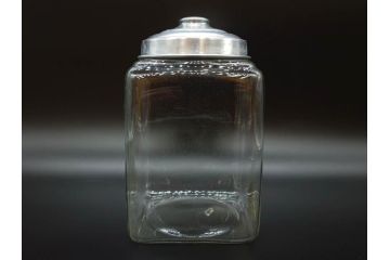 アンティーク雑貨　当時物　デッドストック　アルミ蓋　レトロな雰囲気を醸し出すガラス瓶3個セット(角型、角瓶、キャニスター、ガラスビン、菓子瓶、硝子、フタ付き)(R-075870)
