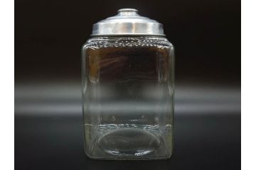 アンティーク雑貨　当時物　デッドストック　アルミ蓋　レトロな雰囲気を醸し出すガラス瓶3個セット(角型、角瓶、キャニスター、ガラスビン、菓子瓶、硝子、フタ付き)(R-075870)