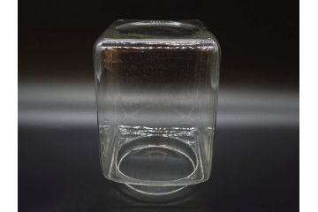 アンティーク雑貨　当時物　デッドストック　アルミ蓋　レトロな雰囲気を醸し出すガラス瓶3個セット(角型、角瓶、キャニスター、ガラスビン、菓子瓶、硝子、フタ付き)(R-075870)
