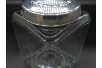 アンティーク雑貨　当時物　デッドストック　アルミ蓋　大・小　お洒落なディスプレイが叶うレトロなガラス瓶2個セット(角型、角瓶、キャニスター、ガラスビン、菓子瓶、硝子、フタ付き)(R-075871)