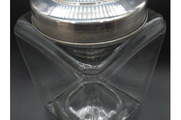 アンティーク雑貨　当時物　デッドストック　アルミ蓋　大・小　お洒落なディスプレイが叶うレトロなガラス瓶2個セット(角型、角瓶、キャニスター、ガラスビン、菓子瓶、硝子、フタ付き)(R-075871)