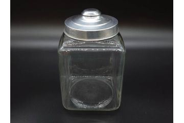アンティーク雑貨　当時物　デッドストック　アルミ蓋　大・小　お洒落なディスプレイが叶うレトロなガラス瓶2個セット(角型、角瓶、キャニスター、ガラスビン、菓子瓶、硝子、フタ付き)(R-075871)
