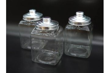 アンティーク雑貨　当時物　デッドストック　アルミ蓋　レトロな雰囲気を醸し出すガラス瓶3個セット(角型、角瓶、キャニスター、ガラスビン、菓子瓶、硝子、フタ付き)(R-075872)