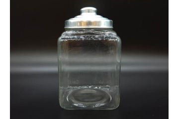 アンティーク雑貨　当時物　デッドストック　アルミ蓋　レトロな雰囲気を醸し出すガラス瓶3個セット(角型、角瓶、キャニスター、ガラスビン、菓子瓶、硝子、フタ付き)(R-075872)