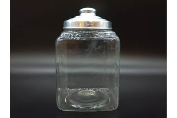 アンティーク雑貨　当時物　デッドストック　アルミ蓋　レトロな雰囲気を醸し出すガラス瓶3個セット(角型、角瓶、キャニスター、ガラスビン、菓子瓶、硝子、フタ付き)(R-075872)