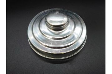 アンティーク雑貨　当時物　デッドストック　アルミ蓋　レトロな雰囲気を醸し出すガラス瓶3個セット(角型、角瓶、キャニスター、ガラスビン、菓子瓶、硝子、フタ付き)(R-075872)