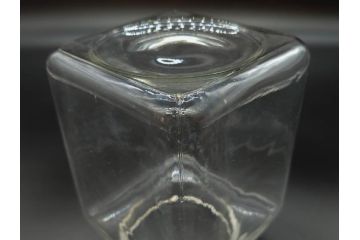 アンティーク雑貨　当時物　デッドストック　アルミ蓋　レトロな雰囲気を醸し出すガラス瓶3個セット(角型、角瓶、キャニスター、ガラスビン、菓子瓶、硝子、フタ付き)(R-075872)