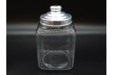 アンティーク雑貨　当時物　デッドストック　アルミ蓋　レトロな雰囲気を醸し出すガラス瓶3個セット(角型、角瓶、キャニスター、ガラスビン、菓子瓶、硝子、フタ付き)(R-075872)