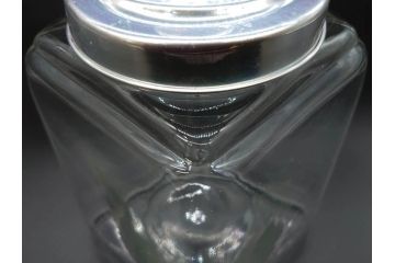 アンティーク雑貨　当時物　デッドストック　アルミ蓋　レトロな雰囲気を醸し出すガラス瓶3個セット(角型、角瓶、キャニスター、ガラスビン、菓子瓶、硝子、フタ付き)(R-075872)