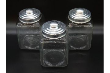 アンティーク雑貨　当時物　デッドストック　アルミ蓋　レトロな雰囲気を醸し出すガラス瓶3個セット(角型、角瓶、キャニスター、ガラスビン、菓子瓶、硝子、フタ付き)(R-075873)