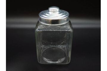 アンティーク雑貨　当時物　デッドストック　アルミ蓋　レトロな雰囲気を醸し出すガラス瓶3個セット(角型、角瓶、キャニスター、ガラスビン、菓子瓶、硝子、フタ付き)(R-075873)