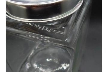 アンティーク雑貨　当時物　デッドストック　アルミ蓋　レトロな雰囲気を醸し出すガラス瓶3個セット(角型、角瓶、キャニスター、ガラスビン、菓子瓶、硝子、フタ付き)(R-075873)