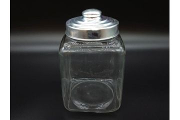 アンティーク雑貨　当時物　デッドストック　アルミ蓋　レトロな雰囲気を醸し出すガラス瓶3個セット(角型、角瓶、キャニスター、ガラスビン、菓子瓶、硝子、フタ付き)(R-075873)