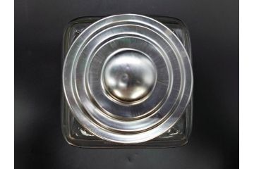 アンティーク雑貨　当時物　デッドストック　アルミ蓋　レトロな雰囲気を醸し出すガラス瓶3個セット(角型、角瓶、キャニスター、ガラスビン、菓子瓶、硝子、フタ付き)(R-075873)