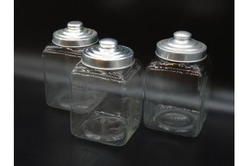 アンティーク雑貨　当時物　デッドストック　アルミ蓋　レトロな雰囲気を醸し出すガラス瓶3個セット(角型、角瓶、キャニスター、ガラスビン、菓子瓶、硝子、フタ付き)(R-075874)