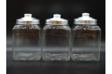 アンティーク雑貨　当時物　デッドストック　アルミ蓋　レトロな雰囲気を醸し出すガラス瓶3個セット(角型、角瓶、キャニスター、ガラスビン、菓子瓶、硝子、フタ付き)(R-075874)