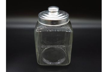 アンティーク雑貨　当時物　デッドストック　アルミ蓋　レトロな雰囲気を醸し出すガラス瓶3個セット(角型、角瓶、キャニスター、ガラスビン、菓子瓶、硝子、フタ付き)(R-075874)