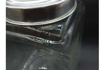 アンティーク雑貨　当時物　デッドストック　アルミ蓋　レトロな雰囲気を醸し出すガラス瓶3個セット(角型、角瓶、キャニスター、ガラスビン、菓子瓶、硝子、フタ付き)(R-075874)