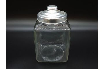 アンティーク雑貨　当時物　デッドストック　アルミ蓋　レトロな雰囲気を醸し出すガラス瓶3個セット(角型、角瓶、キャニスター、ガラスビン、菓子瓶、硝子、フタ付き)(R-075874)