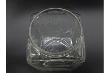 アンティーク雑貨　当時物　デッドストック　アルミ蓋　レトロな雰囲気を醸し出すガラス瓶3個セット(角型、角瓶、キャニスター、ガラスビン、菓子瓶、硝子、フタ付き)(R-075874)