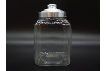 アンティーク雑貨　当時物　デッドストック　アルミ蓋　レトロな雰囲気を醸し出すガラス瓶3個セット(角型、角瓶、キャニスター、ガラスビン、菓子瓶、硝子、フタ付き)(R-075874)