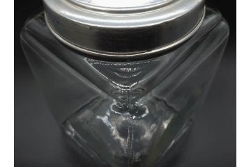 アンティーク雑貨　当時物　デッドストック　アルミ蓋　レトロな雰囲気を醸し出すガラス瓶3個セット(角型、角瓶、キャニスター、ガラスビン、菓子瓶、硝子、フタ付き)(R-075874)