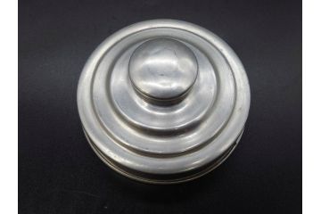 アンティーク雑貨　当時物　デッドストック　アルミ蓋　レトロな雰囲気を醸し出すガラス瓶3個セット(角型、角瓶、キャニスター、ガラスビン、菓子瓶、硝子、フタ付き)(R-075874)