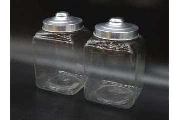 アンティーク雑貨　当時物　デッドストック　アルミ蓋　レトロな雰囲気を醸し出すガラス瓶2個セット(角型、角瓶、キャニスター、ガラスビン、菓子瓶、硝子、フタ付き)(R-075875)