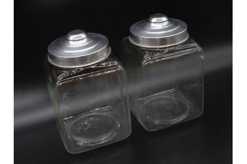 アンティーク雑貨　当時物　デッドストック　アルミ蓋　レトロな雰囲気を醸し出すガラス瓶2個セット(角型、角瓶、キャニスター、ガラスビン、菓子瓶、硝子、フタ付き)(R-075875)
