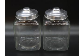 アンティーク雑貨　当時物　デッドストック　アルミ蓋　レトロな雰囲気を醸し出すガラス瓶2個セット(角型、角瓶、キャニスター、ガラスビン、菓子瓶、硝子、フタ付き)(R-075875)